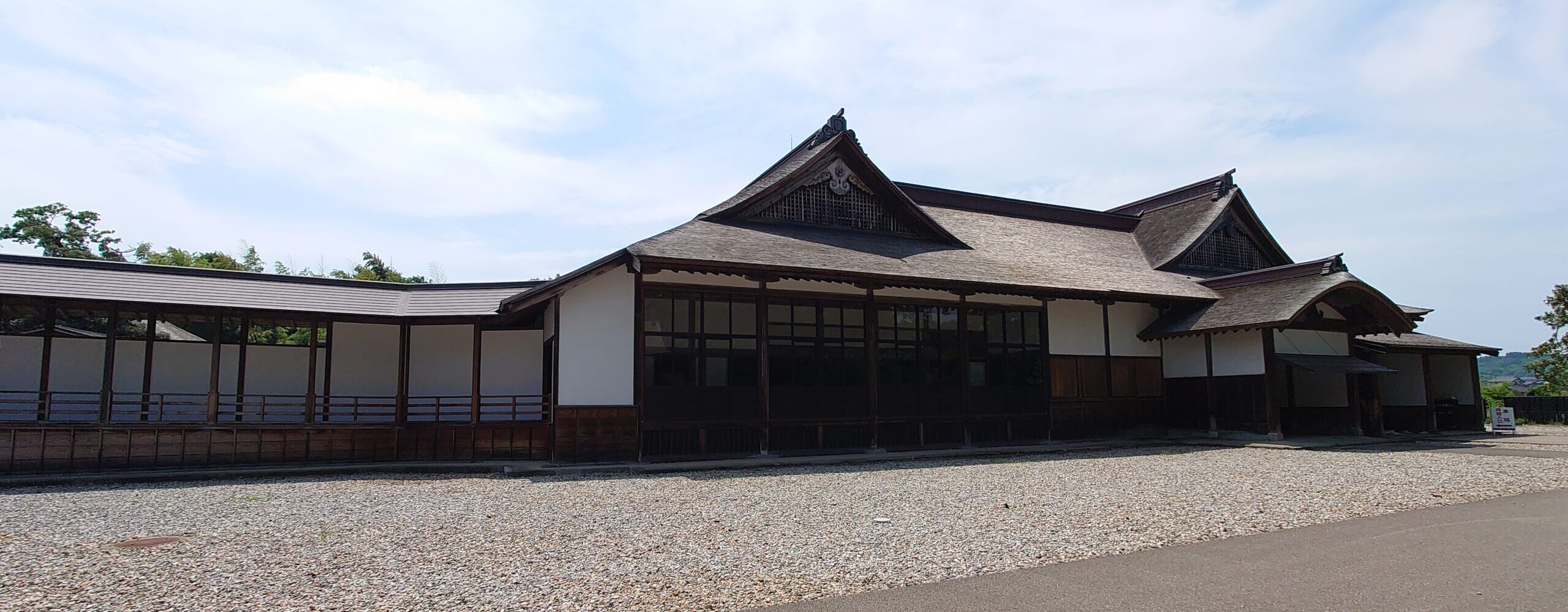 伏木勝興寺境内